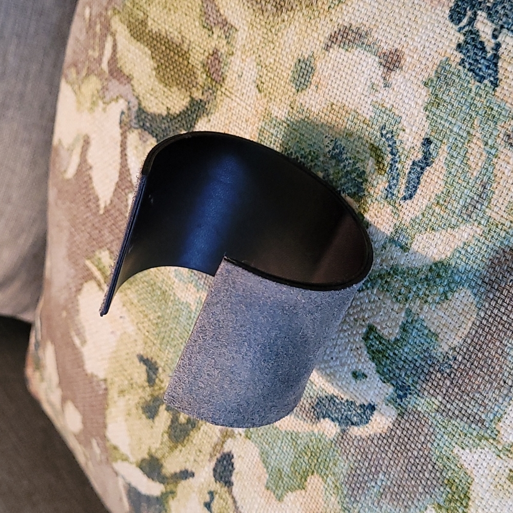 Suede cuff - Picture 2 of 2